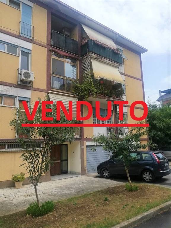 Latina, in zona Isonzo, vendiamo appartamento di mq. 90 + balcone + cantina