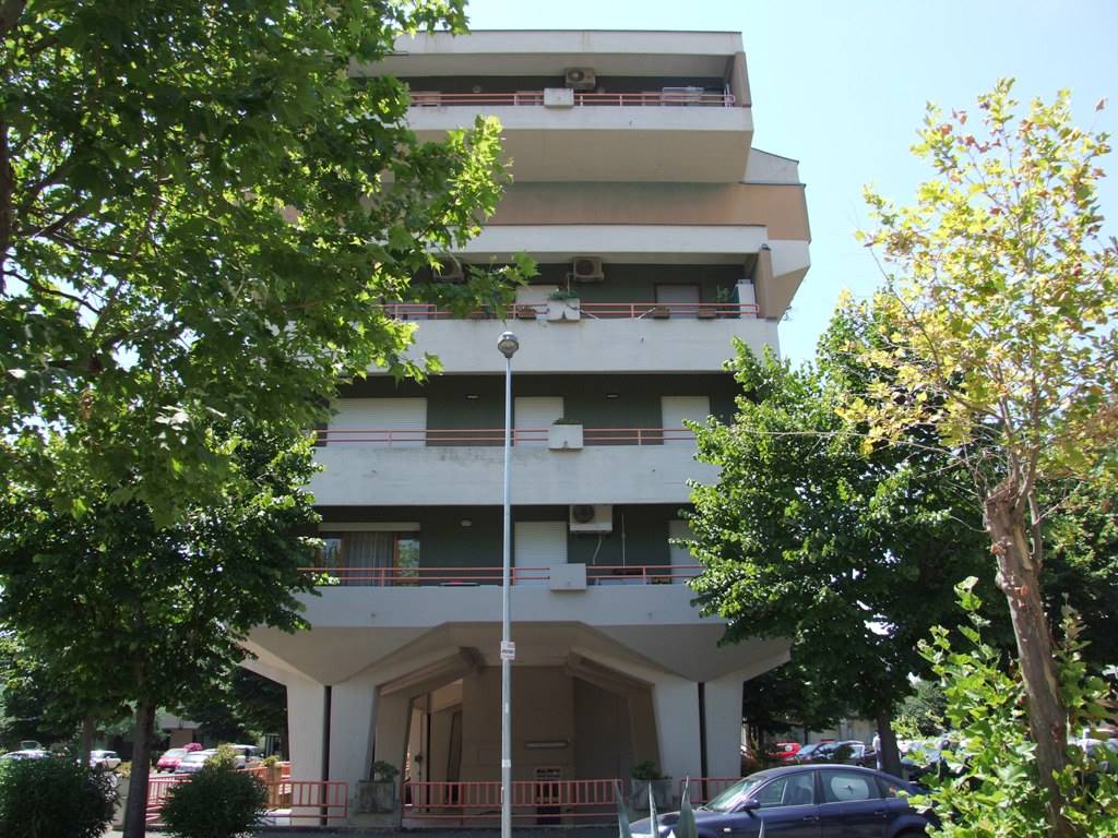 Latina, zona Morbella, appartamento di mq. 115 + balcone + posto auto coperto