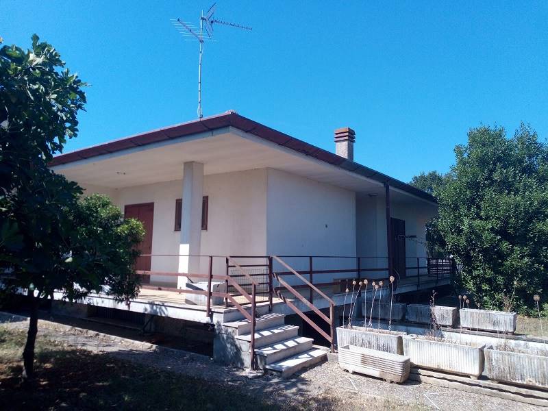Latina, a pochi passi dal centro abitato, vendiamo unica soluzione OTTIMA per due nuclei familiari.