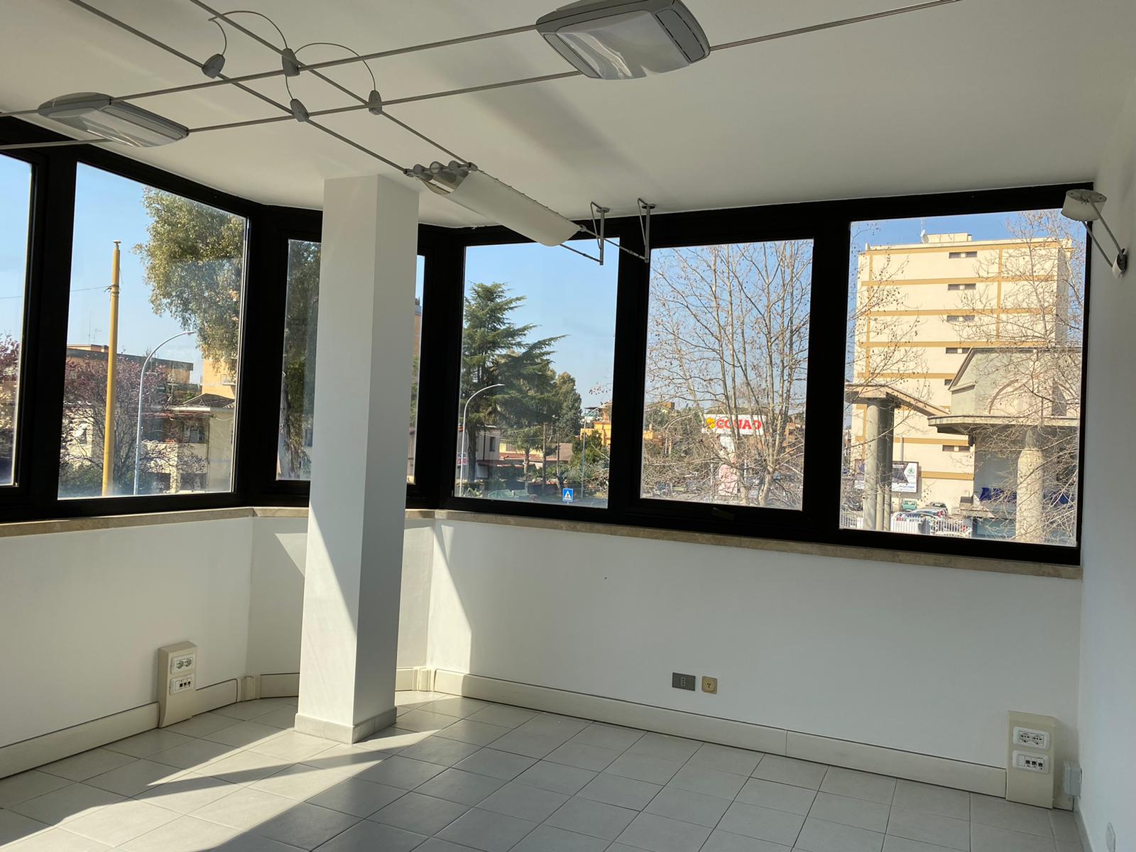 Latina, in zona Piccarello, ufficio di mq 65
